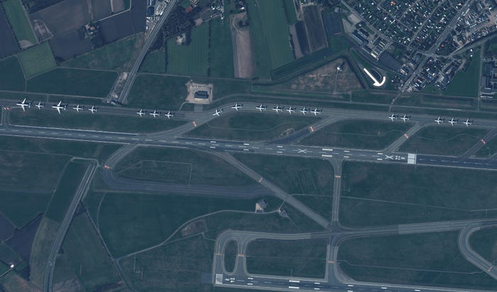 صور للطائرات المركونة في المطارات مع توقف الرحلات الجوية 27