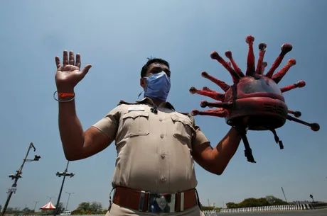 المرور الهندي يرتدي خوذات مشابهة لفيروس كورونا لتحذير العامة 16