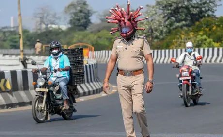 المرور الهندي يرتدي خوذات مشابهة لفيروس كورونا لتحذير العامة