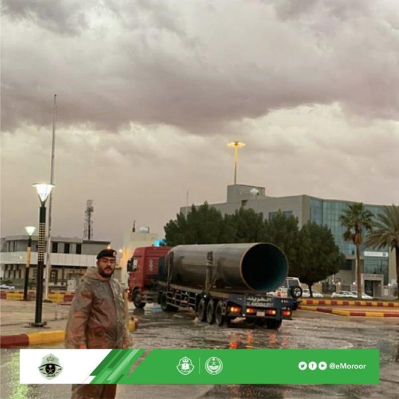 "بالصور" رجال المرور يطبقون منع التجول أثناء هطول الأمطار في الرياض 4