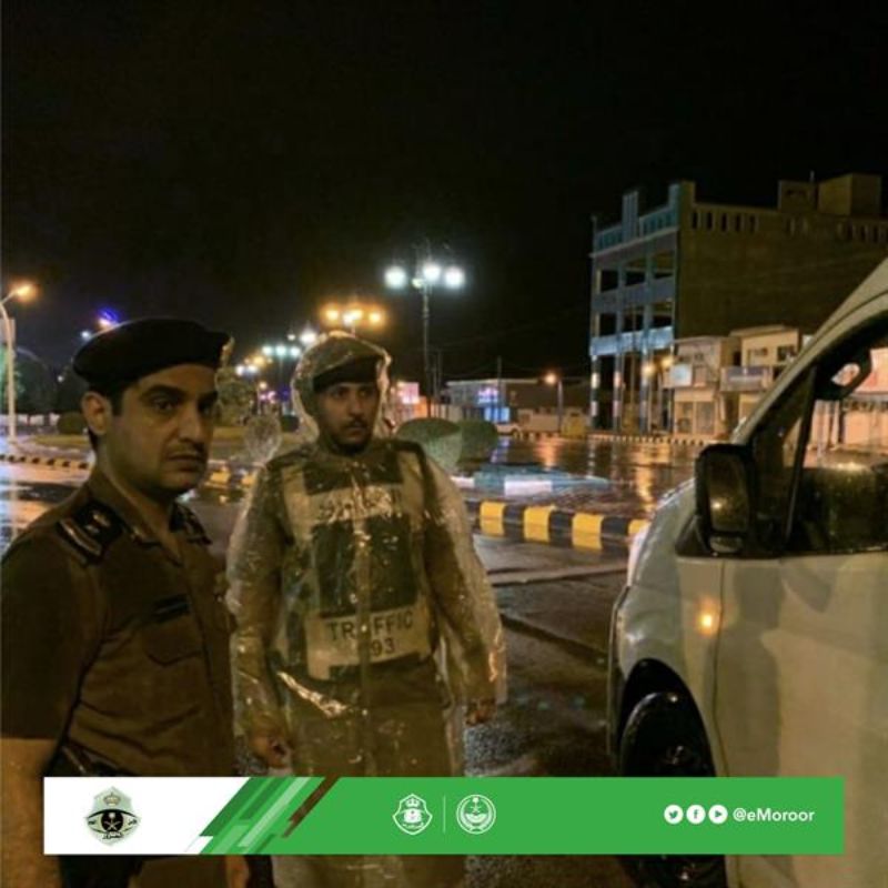 "بالصور" رجال المرور يطبقون منع التجول أثناء هطول الأمطار في الرياض 6