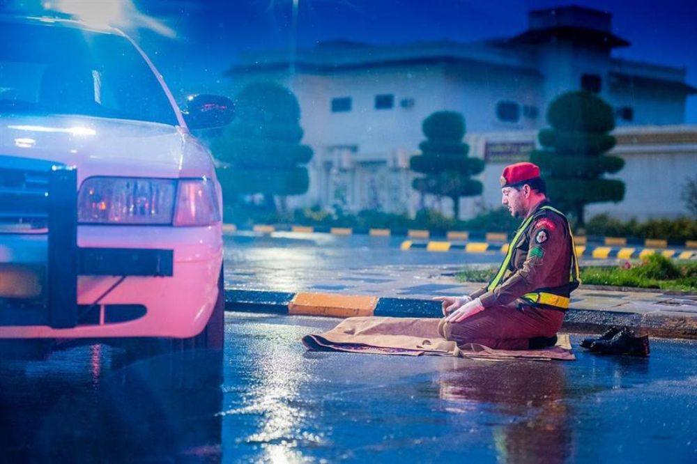 "بالصور" رجال المرور يطبقون منع التجول أثناء هطول الأمطار في الرياض 7