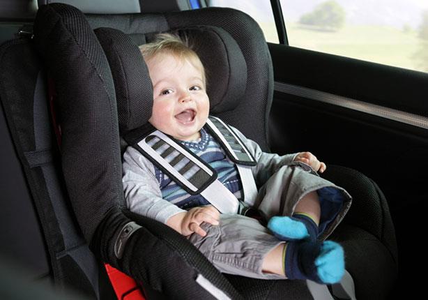الطريقة الصحيحة لربط حزام الأمان بمقعد الطفل