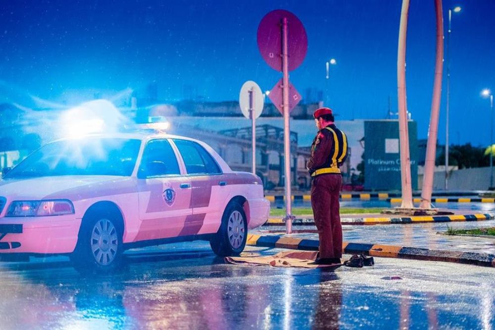 "بالصور" رجال المرور يطبقون منع التجول أثناء هطول الأمطار في الرياض 9