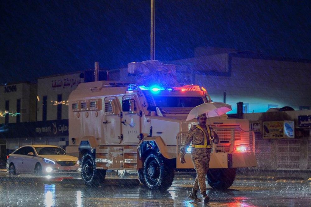 "بالصور" رجال المرور يطبقون منع التجول أثناء هطول الأمطار في الرياض 12