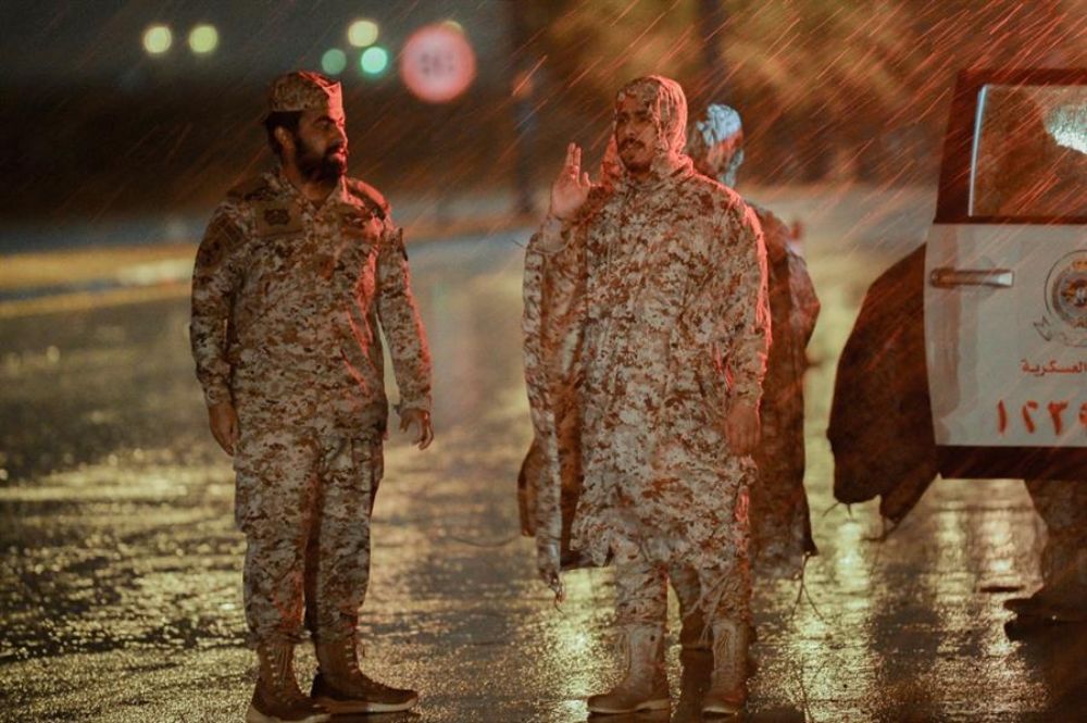 "بالصور" رجال المرور يطبقون منع التجول أثناء هطول الأمطار في الرياض 13