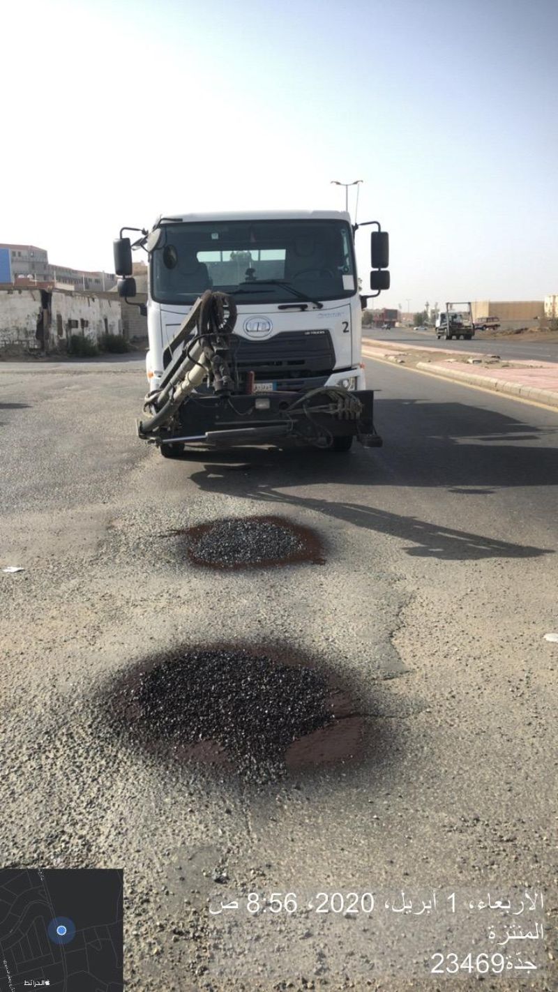 "بالصور" أمانة جدة تواصل أعمال صيانة الطرق خلال الحظر 7
