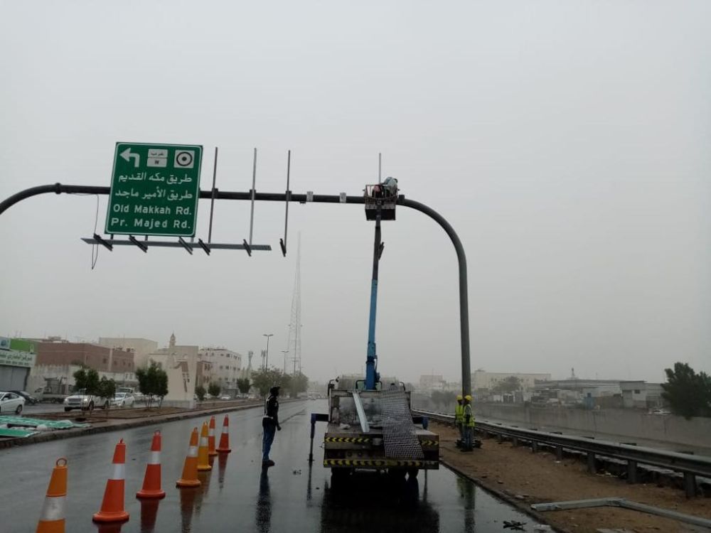 "بالصور" أمانة جدة تواصل أعمال صيانة الطرق خلال الحظر 9