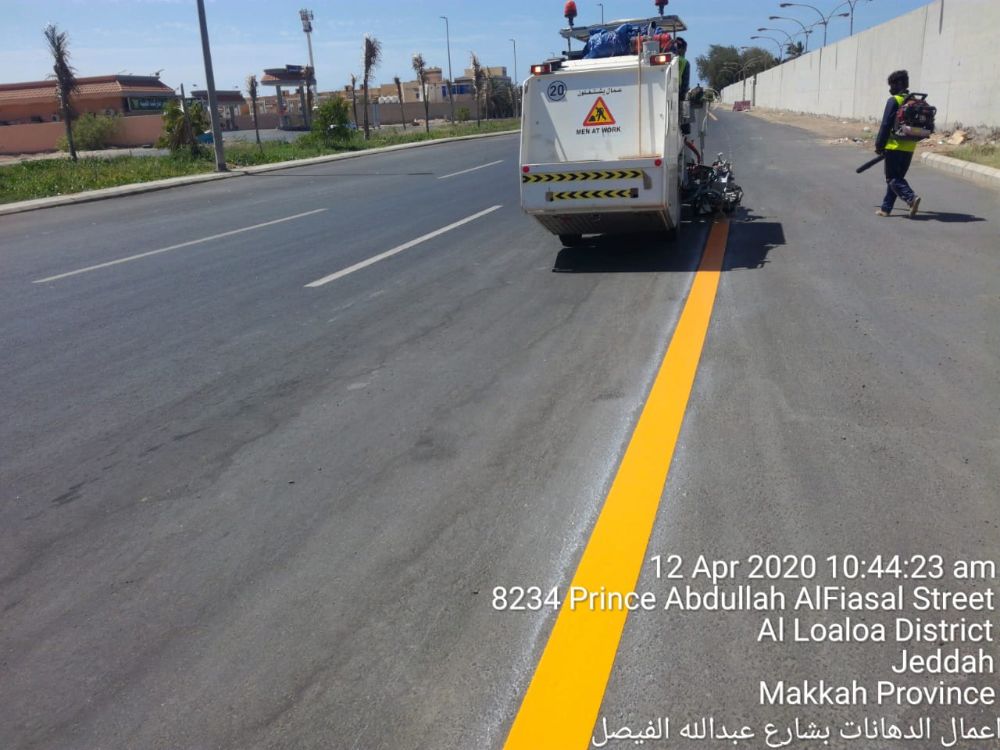 "بالصور" أمانة جدة تواصل أعمال صيانة الطرق خلال الحظر 14
