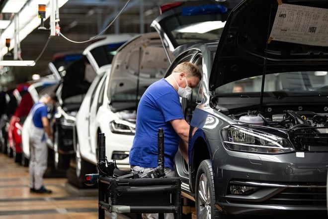 عودة %80 من مصانع السيارات في العالم للعمل 9