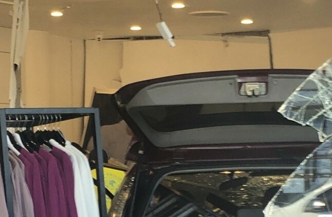 "بالصور" سيارة تقتحم متجراً لملابس المحجبات في سيدني 12