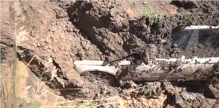 "بالفيديو" شاهد استخراج رنج روفر من تحت الأرض ومحاولة إصلاحها! 12
