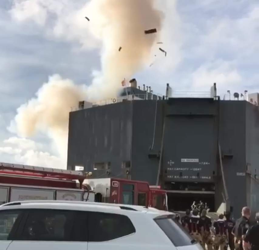 انصهار 2000 سيارة مستعملة في حريق ضخم بسفينة شحن 7