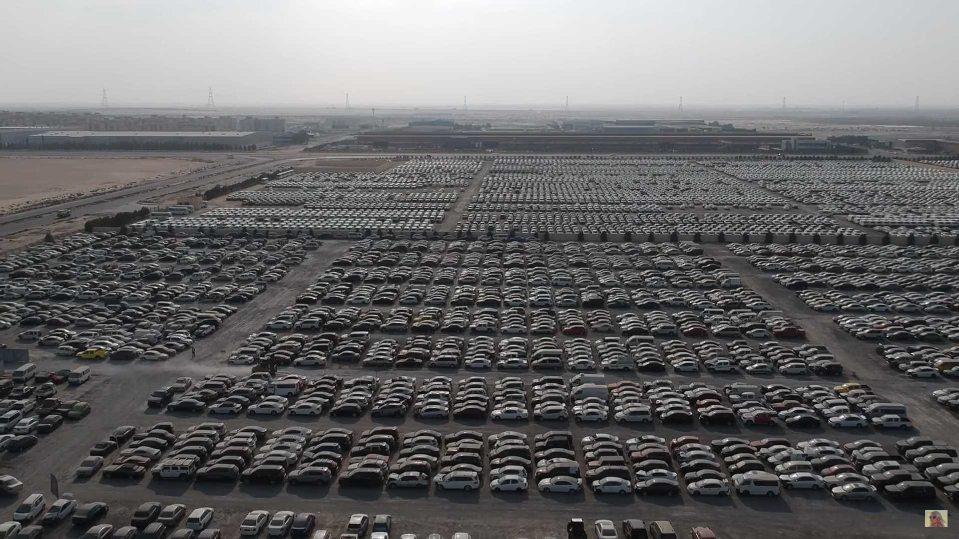 ساحة خردة في دبي تستضيف سيارات فاخرة ورياضية من كل نوع "فيديو" 37