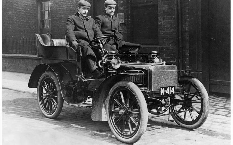 "بالصور" شاهد أول السيارات بالتاريخ التي طرحتها الشركات الكبرى 4