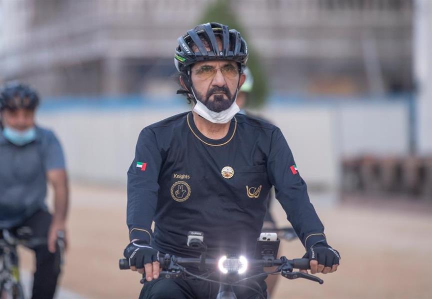الشيخ محمد بن راشد آل مكتوم يقود دراجة هوائية في شوارع دبي “صور”