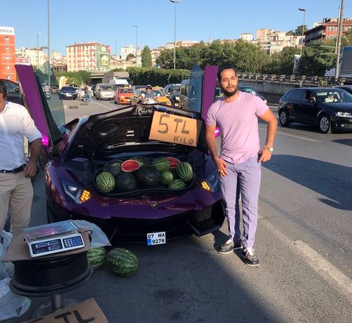 "بالفيديو" عرض البطيخ للبيع على متن سيارة لامبورجيني! 5