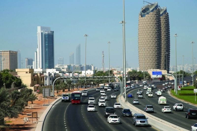 الإمارات تخالف السائقين الذين يقودون ببطء