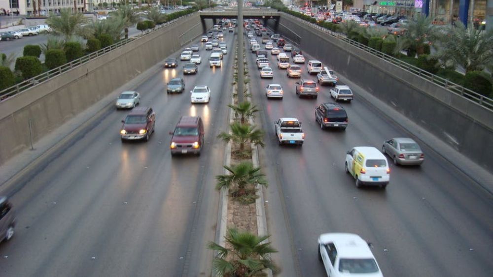 “المرور” ترك مسافة آمنة يرفع معدلات السلامة على الطرق