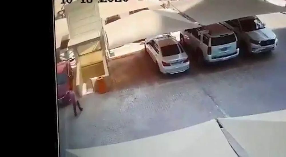 “بالفيديو” لحظة نجاة شخص بأعجوبة من انهيار مبنى مواقف الخبر