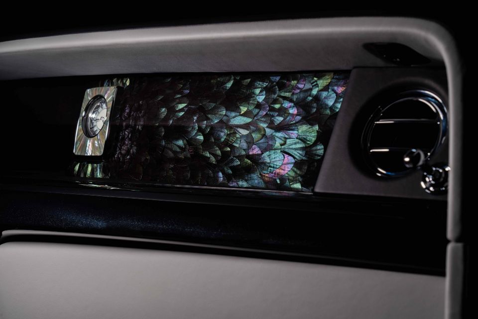 رولزرويس تقدم لوحة قيادة فنية في سيارتها فانتوم 3