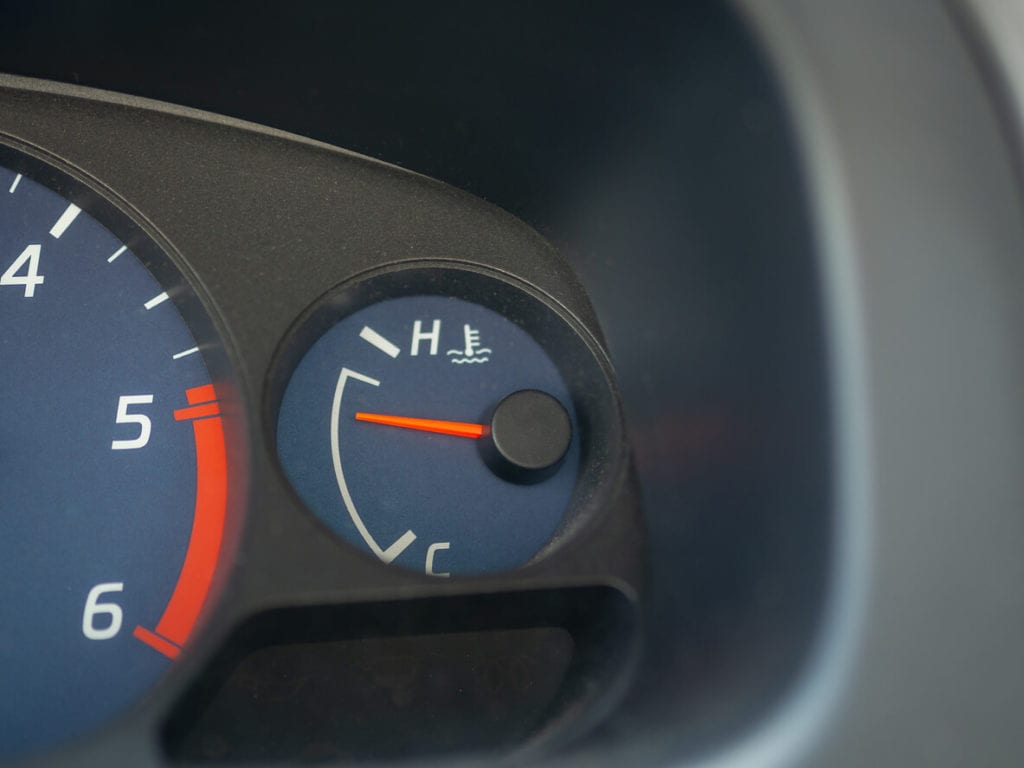 ما يجب فعله عند ارتفاع درجة حرارة محرك سيارتك