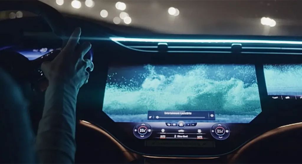 مرسيدس تستعرض مزايا شاشة “هايبر سكرين” الأكبر في صناعة السيارات