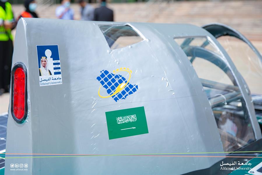 "بالصور" أول سيارة من إنتاج جامعة الفيصل تعمل بالطاقة الشمسية 15