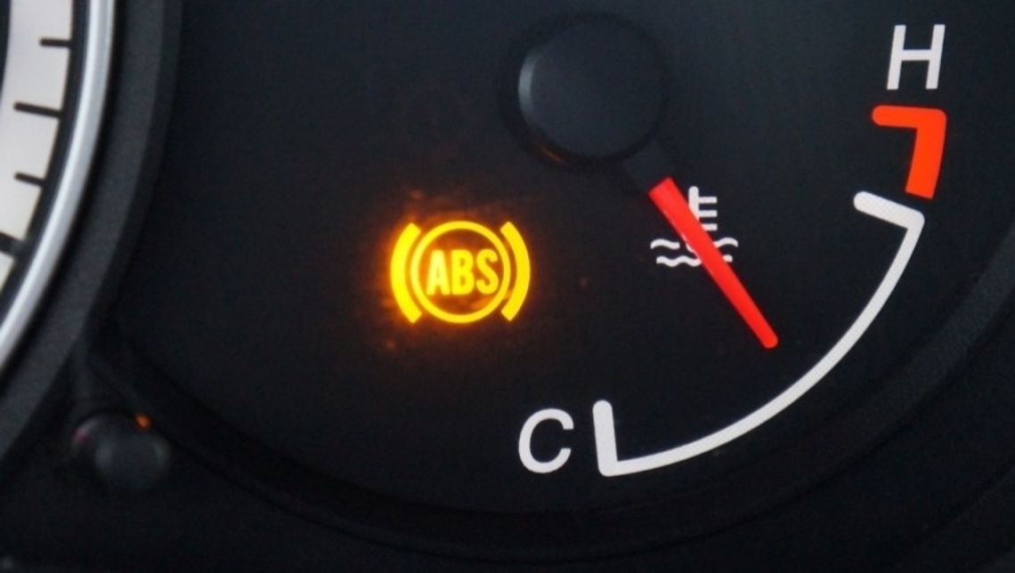 أهم 4 لمبات تحذيرية في سيارتك يجب التوقف فوراً عند إضاءتها 6