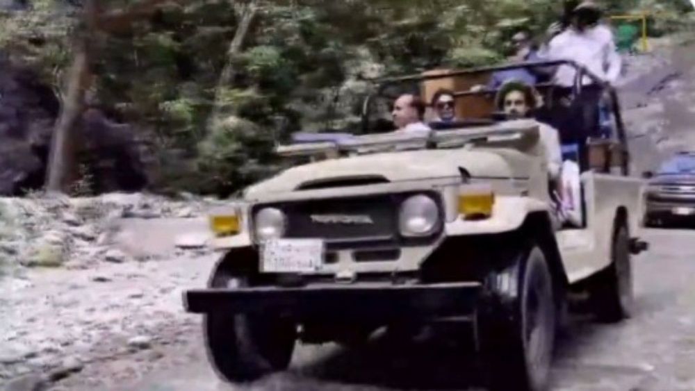 "بالفيديو" سيارات قديمة ودفع رباعي مكشوفة تنقل السياح بين جبال وأودية الريث 5