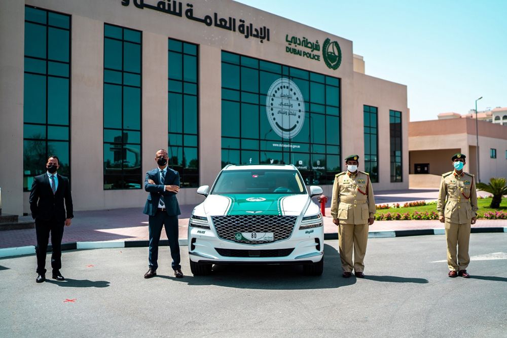 شرطة دبي تضم "جينيسيس GV 80" إلى أسطول سياراتها 1