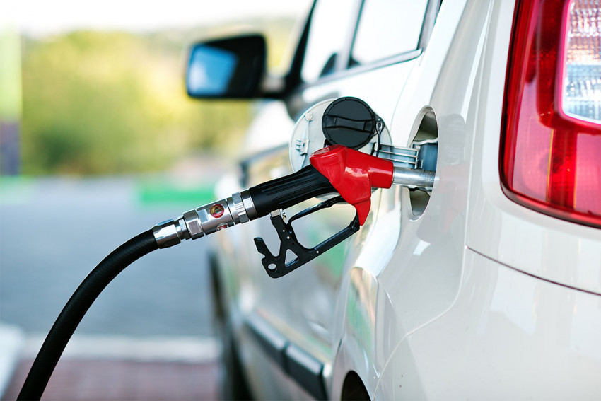 ما سر اختلاف أماكن غطاء خزان الوقود في السيارات؟