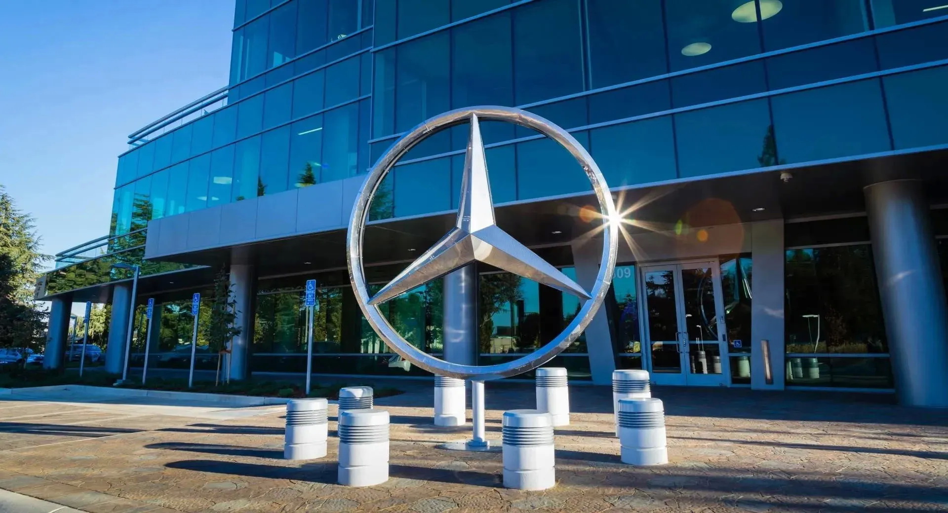 مرسيدس تعرض 25 وكالة سيارات للبيع 6