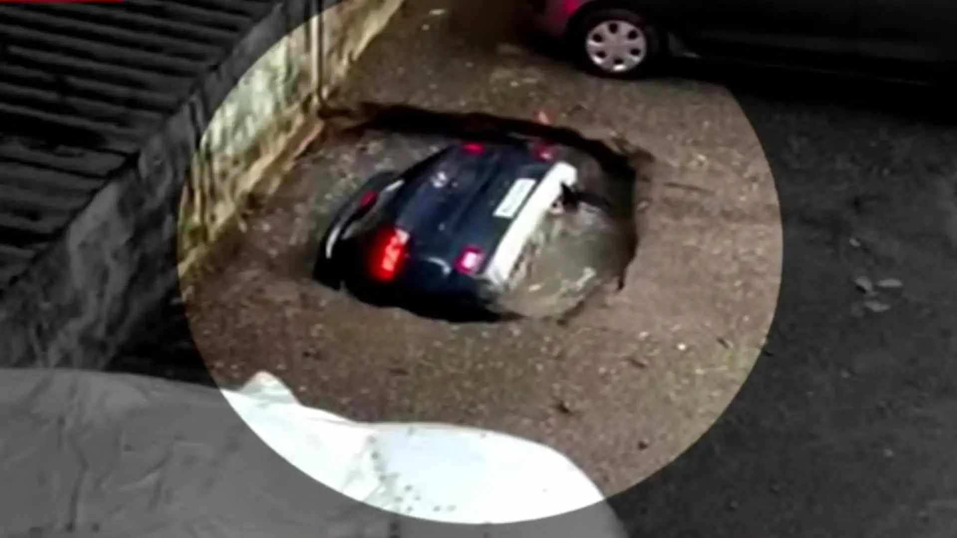 هذه قد تكون أصغر حفرة تبتلع سيارة حتى الآن “فيديو”