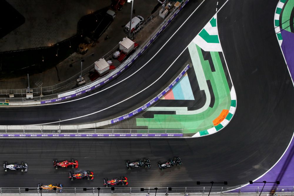 البريطاني "لويس هاميلتون" بطلاً لسباق جائزة السعودية الكبرى stc للفورمولا1 والهولندي "ماكس فيرستابين" في المركز الثاني 14