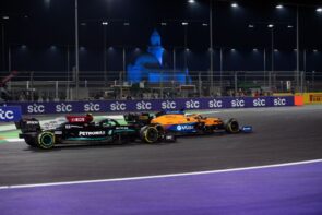 البريطاني "لويس هاميلتون" بطلاً لسباق جائزة السعودية الكبرى stc للفورمولا1 والهولندي "ماكس فيرستابين" في المركز الثاني 3