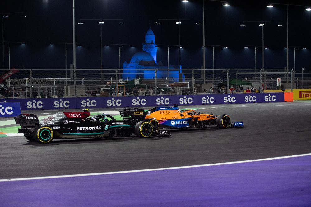 البريطاني "لويس هاميلتون" بطلاً لسباق جائزة السعودية الكبرى stc للفورمولا1 والهولندي "ماكس فيرستابين" في المركز الثاني 7