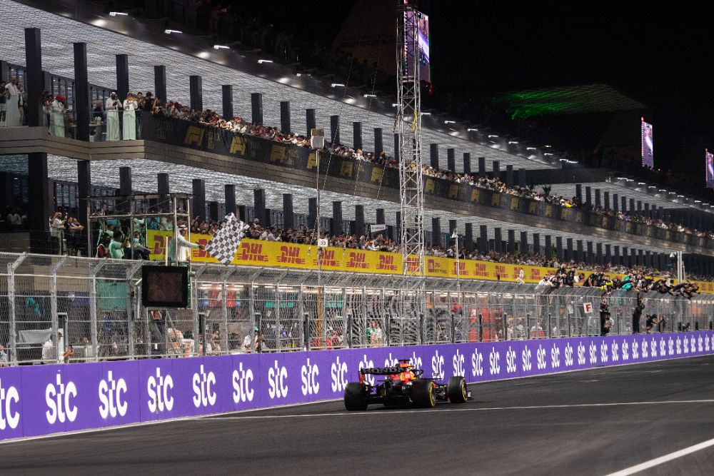 البريطاني "لويس هاميلتون" بطلاً لسباق جائزة السعودية الكبرى stc للفورمولا1 والهولندي "ماكس فيرستابين" في المركز الثاني 50