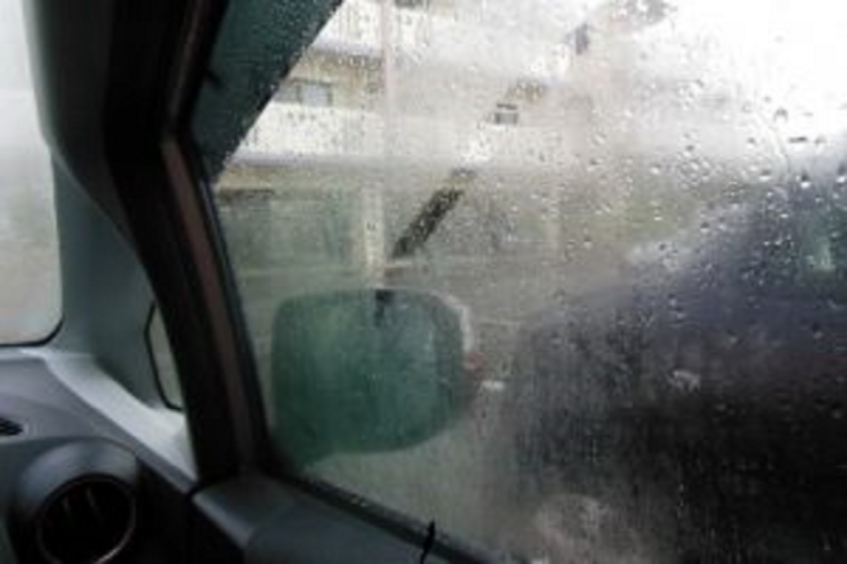 نصائح هامة لمنع تكثف البخار على زجاج السيارة 3