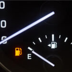 ما هي أقصى مسافة تقطعها السيارة بعد إضاءة لمبة البنزين؟ 2