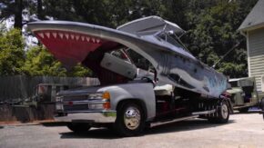 تركيب قارب معدل على سقف شاحنة سلفرادو 3500 قانونية للطرق 7