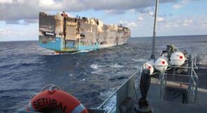 غرق سفينة شحن إماراتية قبالة السواحل الإيرانية ومحاولة إنقاذ الطاقم