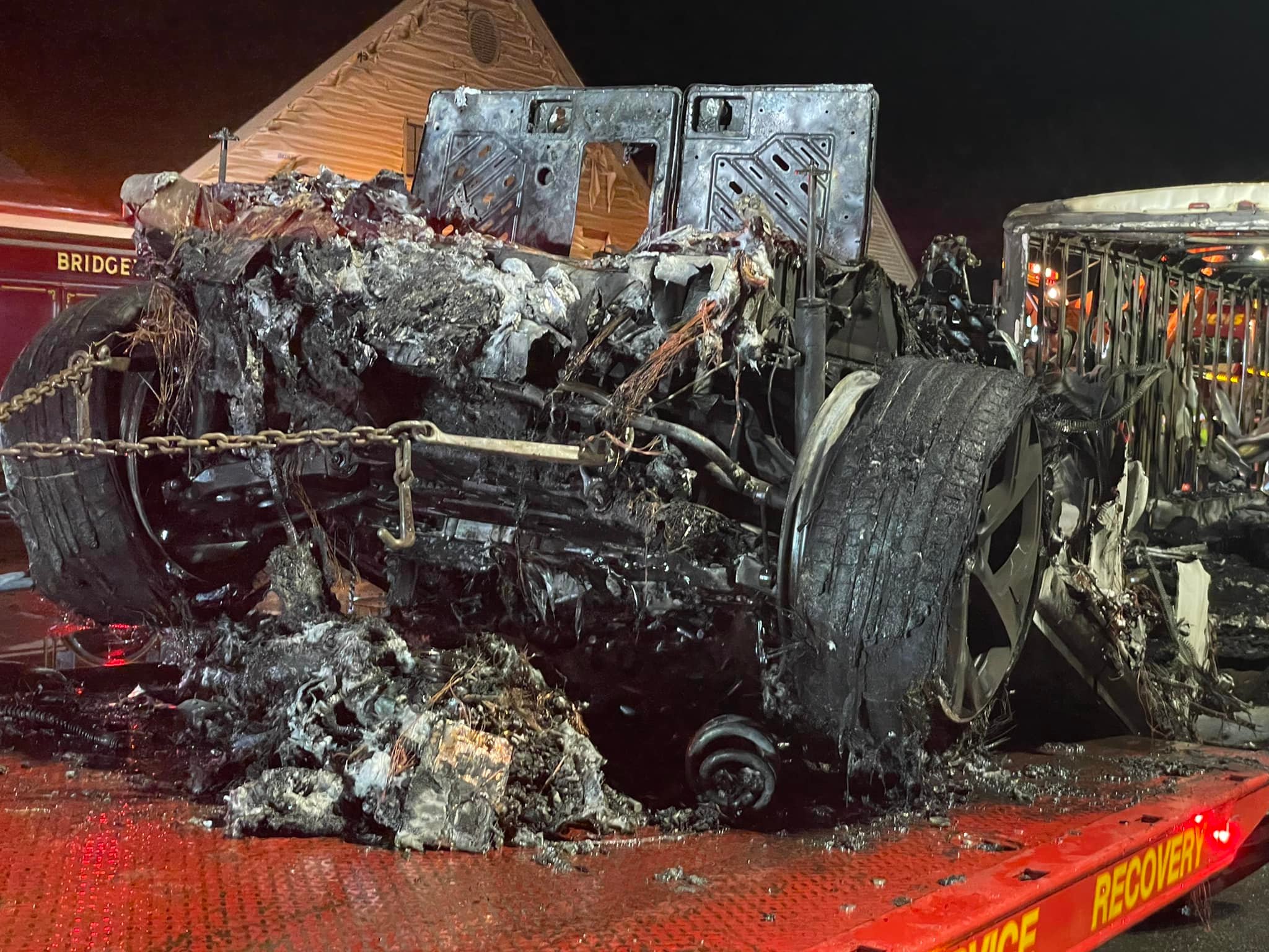 تفحم سيارة لوسيد إير جديدة بعد حريق مروع أثناء نقلها في أمريكا 2