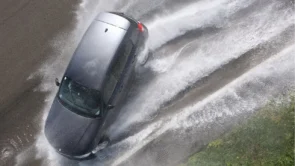 أمر خطير تجنب حدوثه مع إطارات سيارتك أثناء الأمطار والسيول