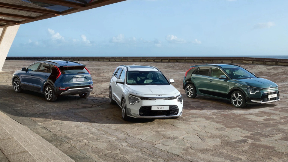 أسطول سيارات كيا العالمي: السيارات الهجينة والكهربائية بالكامل
