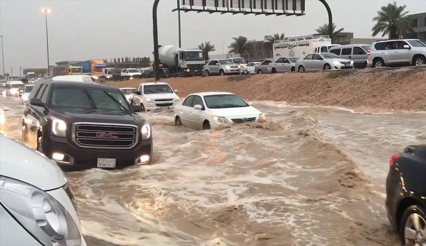 نصائح “الدفاع المدني” لقائدي السيارات عند هطول الأمطار  4