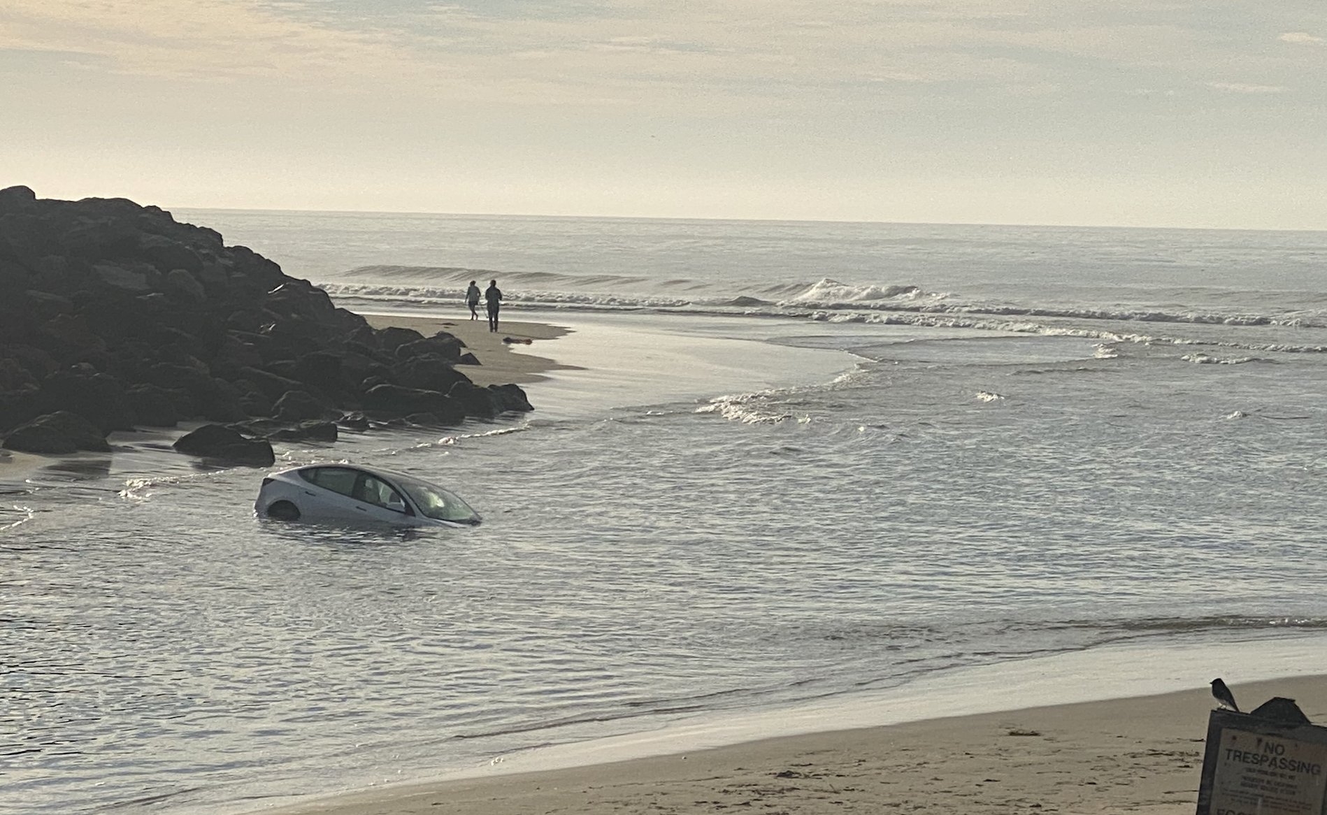 السلطات الأمريكية تعثر على سيارة تيسلا موديل 3 غارقة قرب شواطئ كاليفورنيا 2