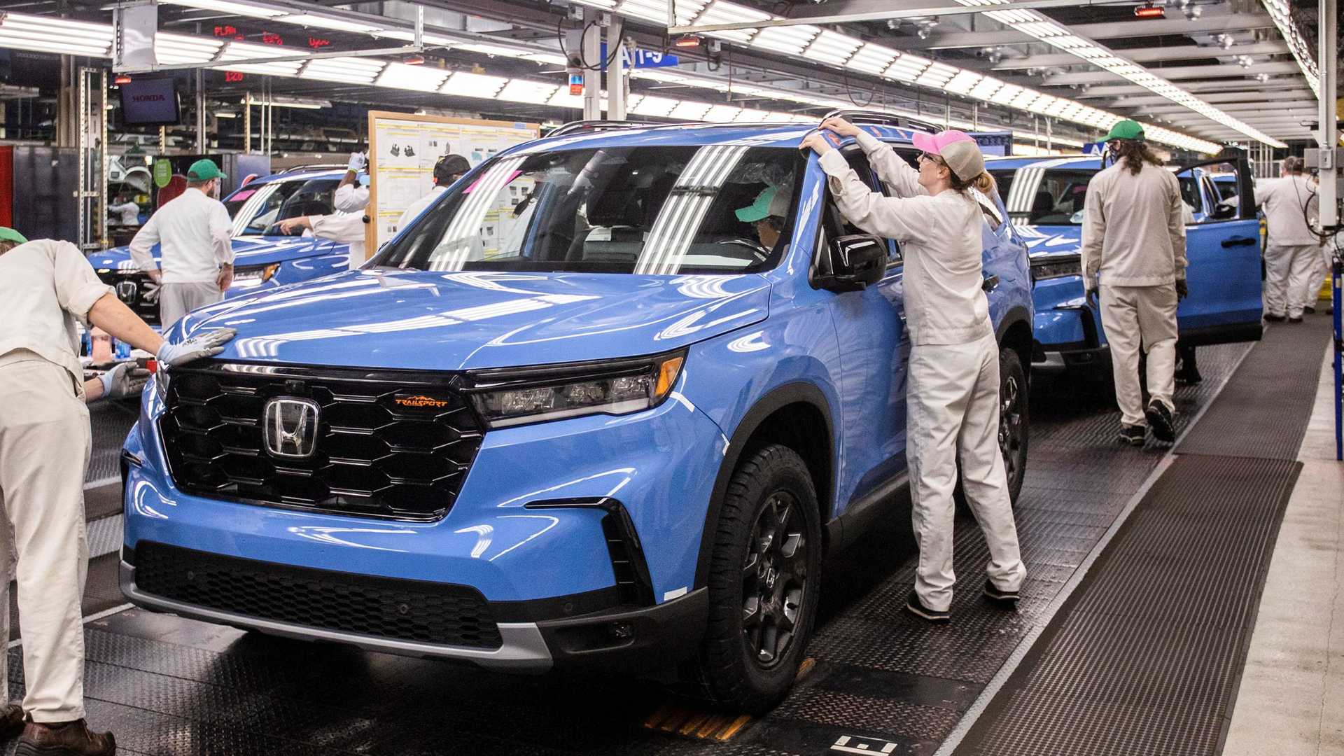 هوندا تحتفل بخروج أولى سيارات بايلوت 2023 الجيل الجديد من المصنع الأمريكي 1
