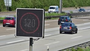 وزير النقل الألماني: السيارات الكهربائية تلغي الحاجة لوضع حد أعلى للسرعة في الطرق السريعة
