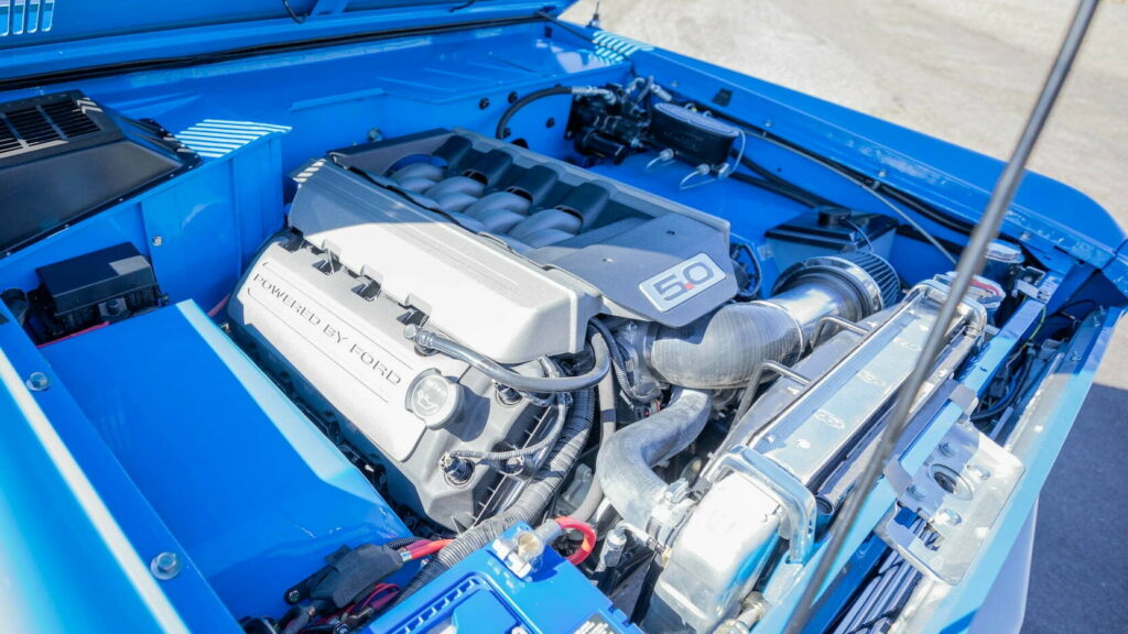 فورد برونكو موديل 1974 تعرض للبيع في مزاد بعد عملية تجديد شاملة بمحرك V8 حديث 5